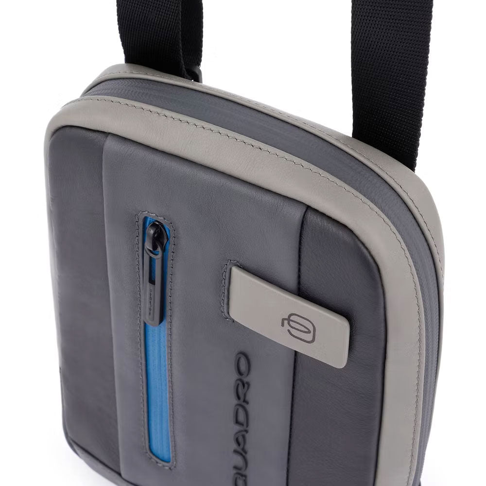 Small leather wallet pouch from Piquadro Urban collection, designed for men, featuring compact and stylish leather accessories.