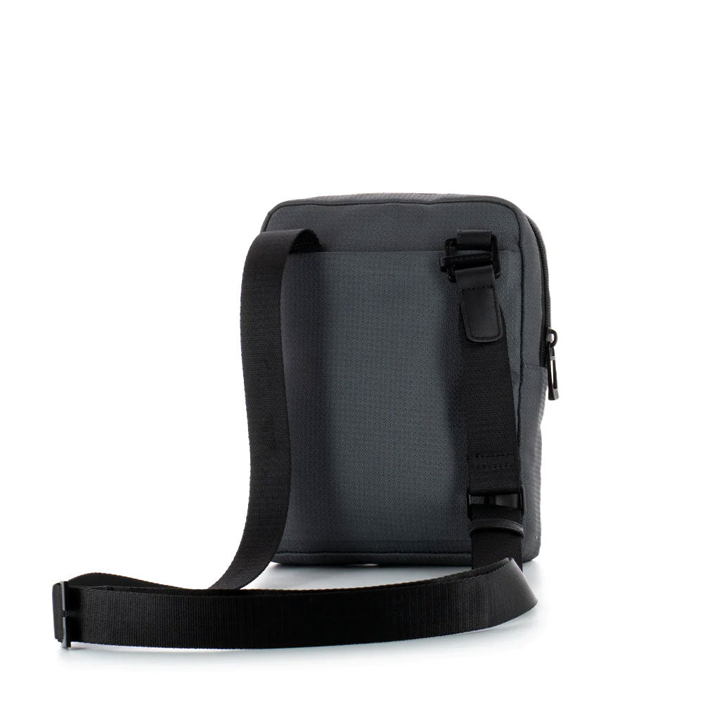 Piquadro men's iPad mini shoulder bag in black leather with adjustable strap and slim compact design.