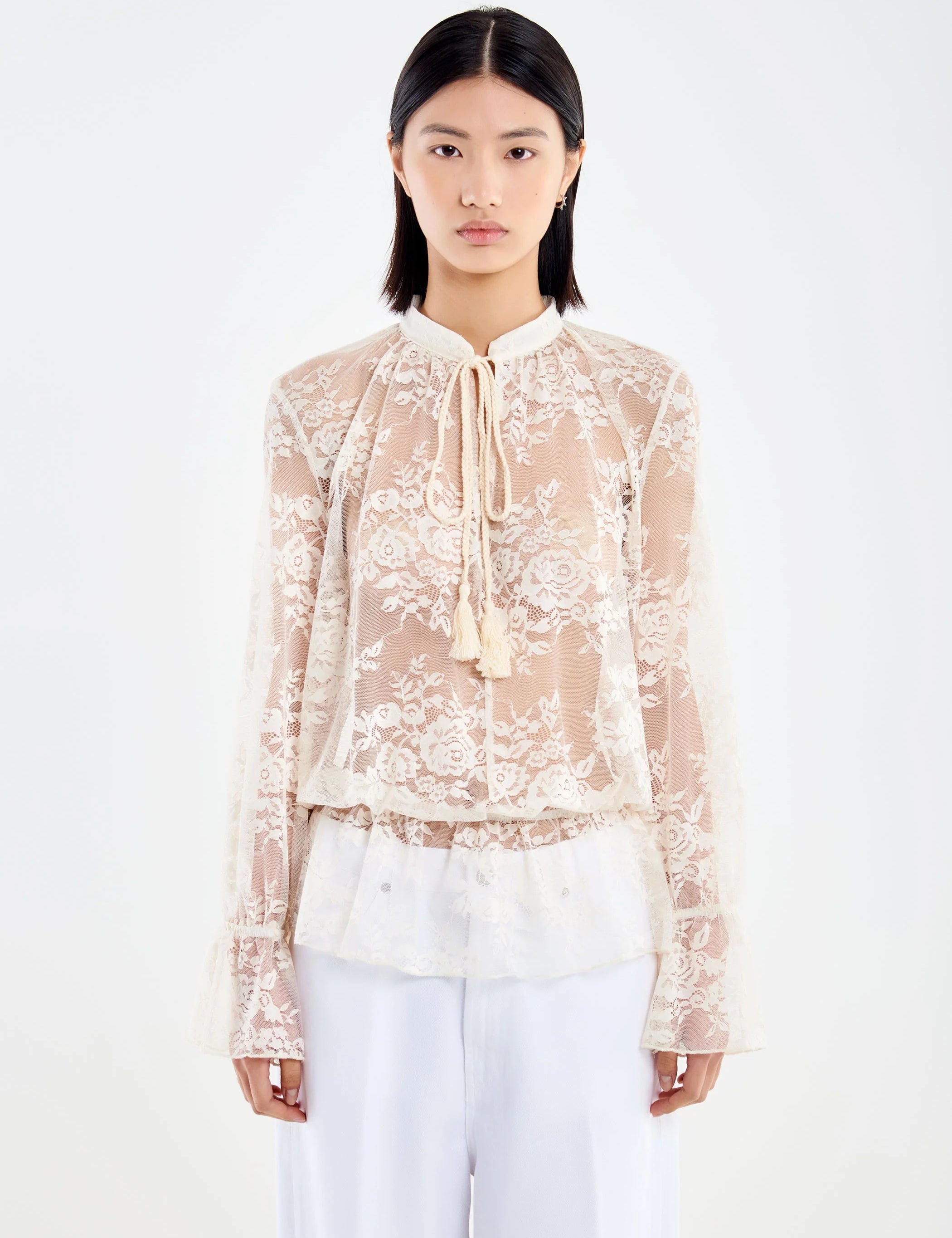 White Vicolo Donna camicia with button-up front and classic collar, made from lightweight, breathable fabric.