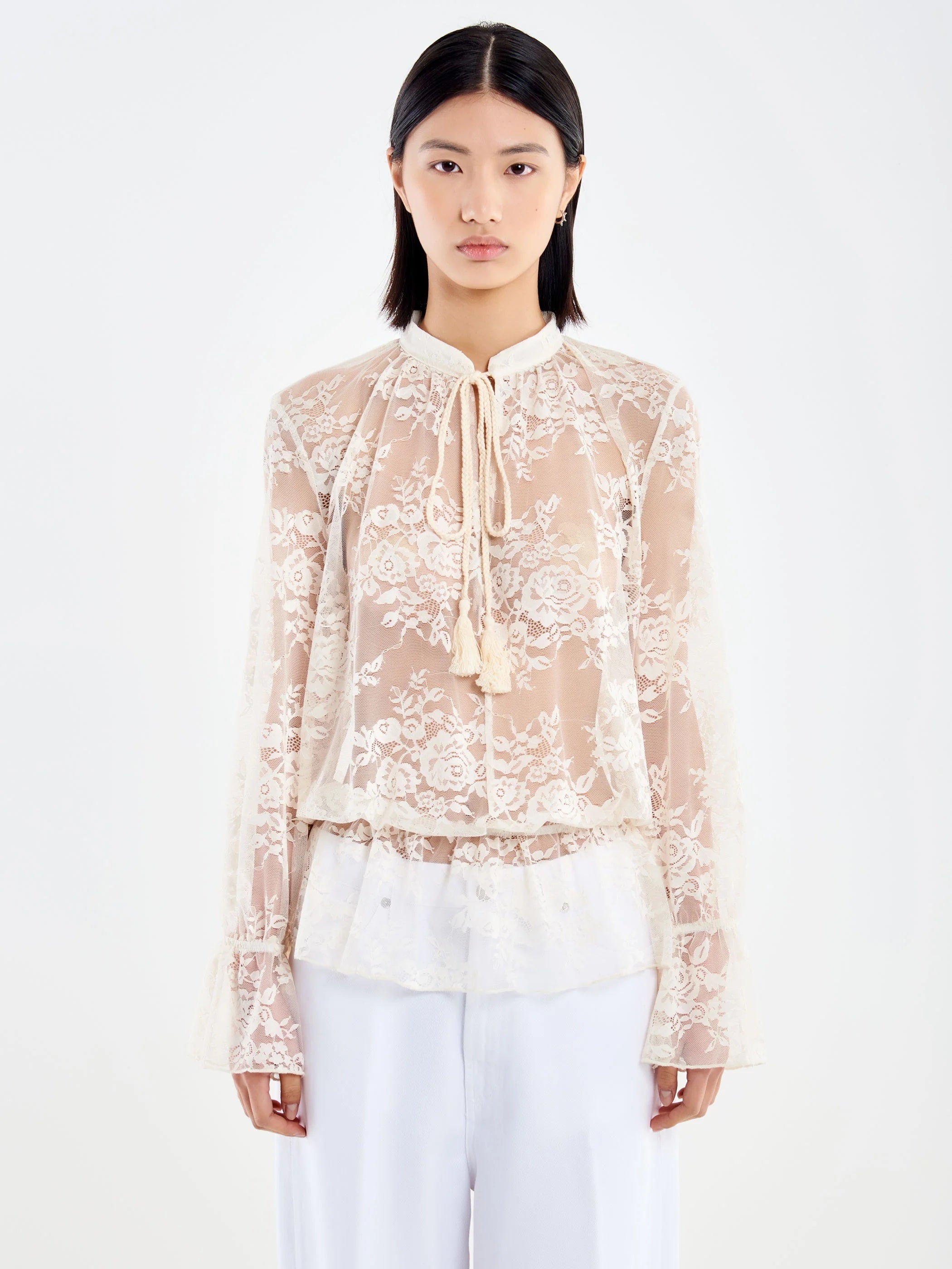 White Vicolo Donna camicia with button-up front and classic collar, made from lightweight, breathable fabric.