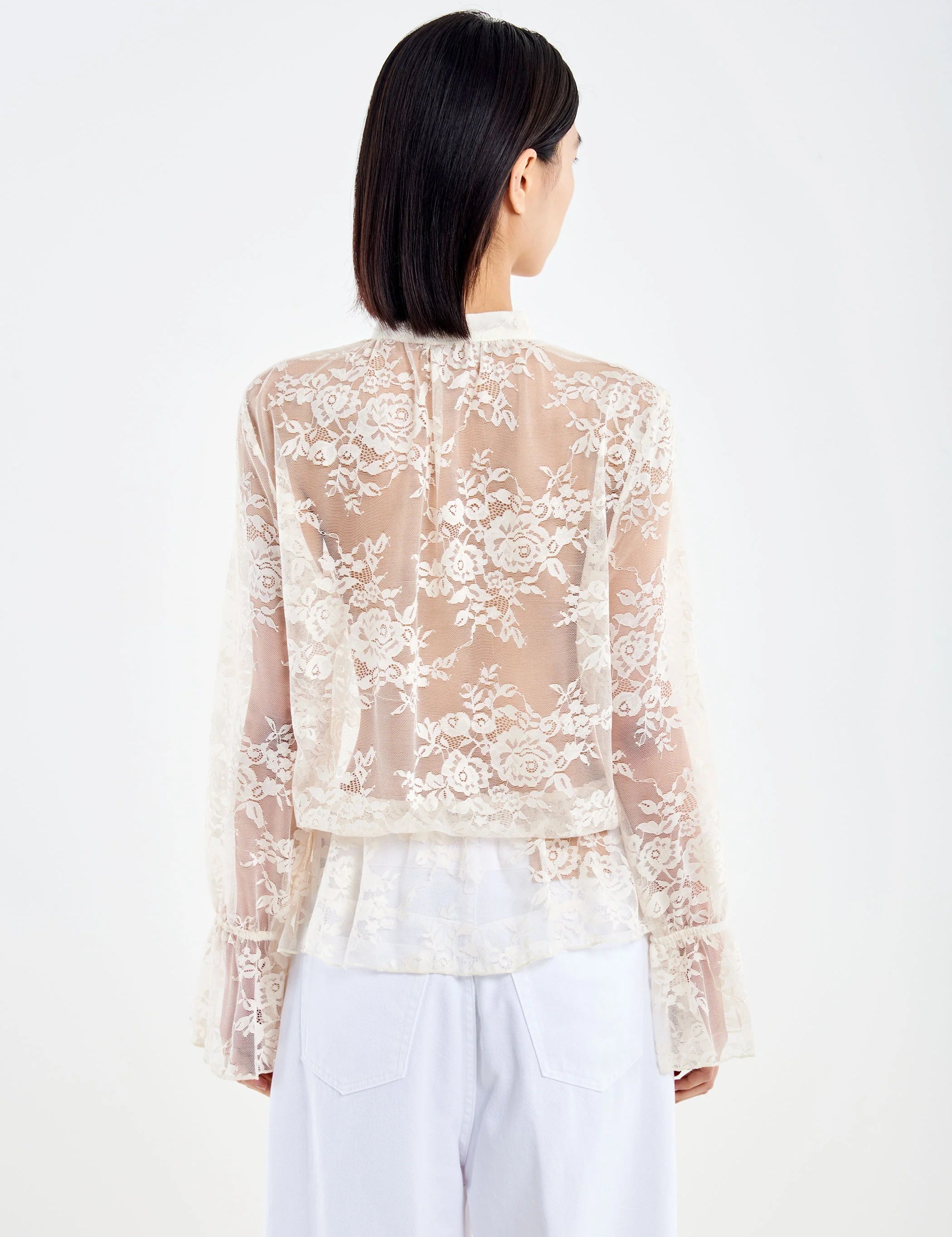 White Vicolo Donna camicia with long sleeves and button-up front, stylish casual shirt for women.
