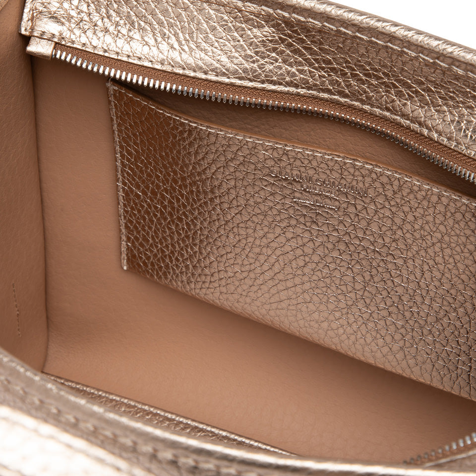 dettaglio-interno-borsa-a-mano-miss-marcella-32-gianni-chiarini-oro-pelle-grana-con-tasca-interna-zip.jpg