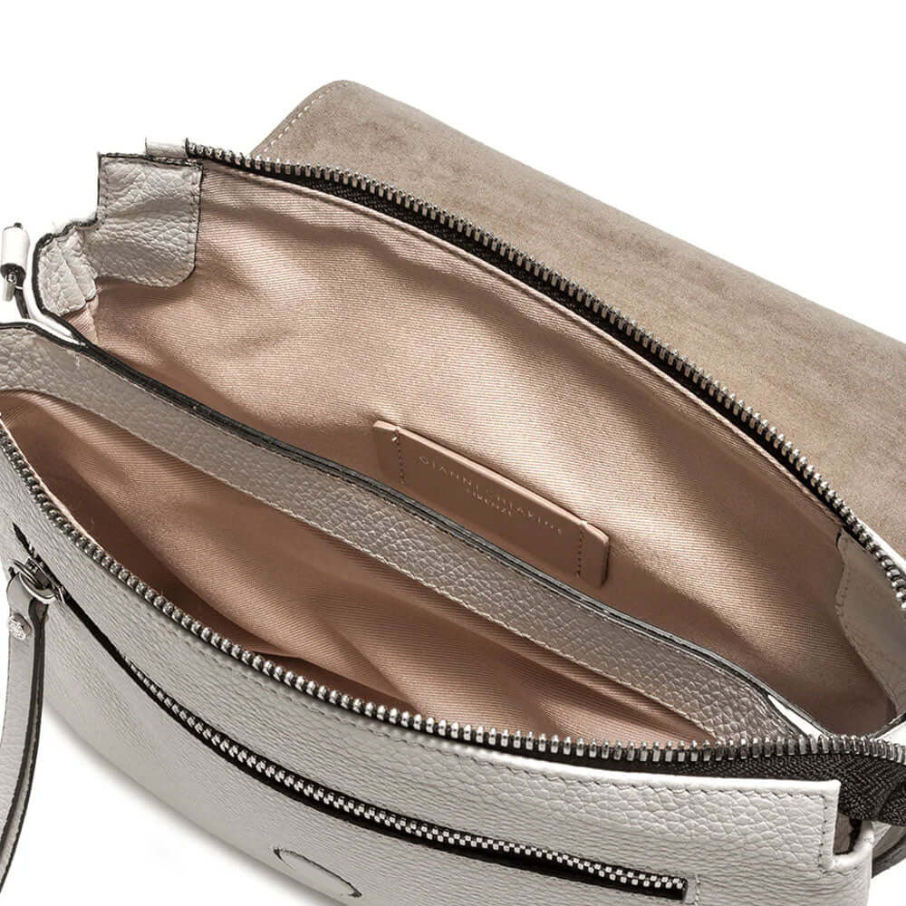 dettaglio-interno-borsa-a-spalla-bodybag-three-gianni-chiarini-grigio-chiaro-in-pelle-martellata-con-due-scomparti.jpg