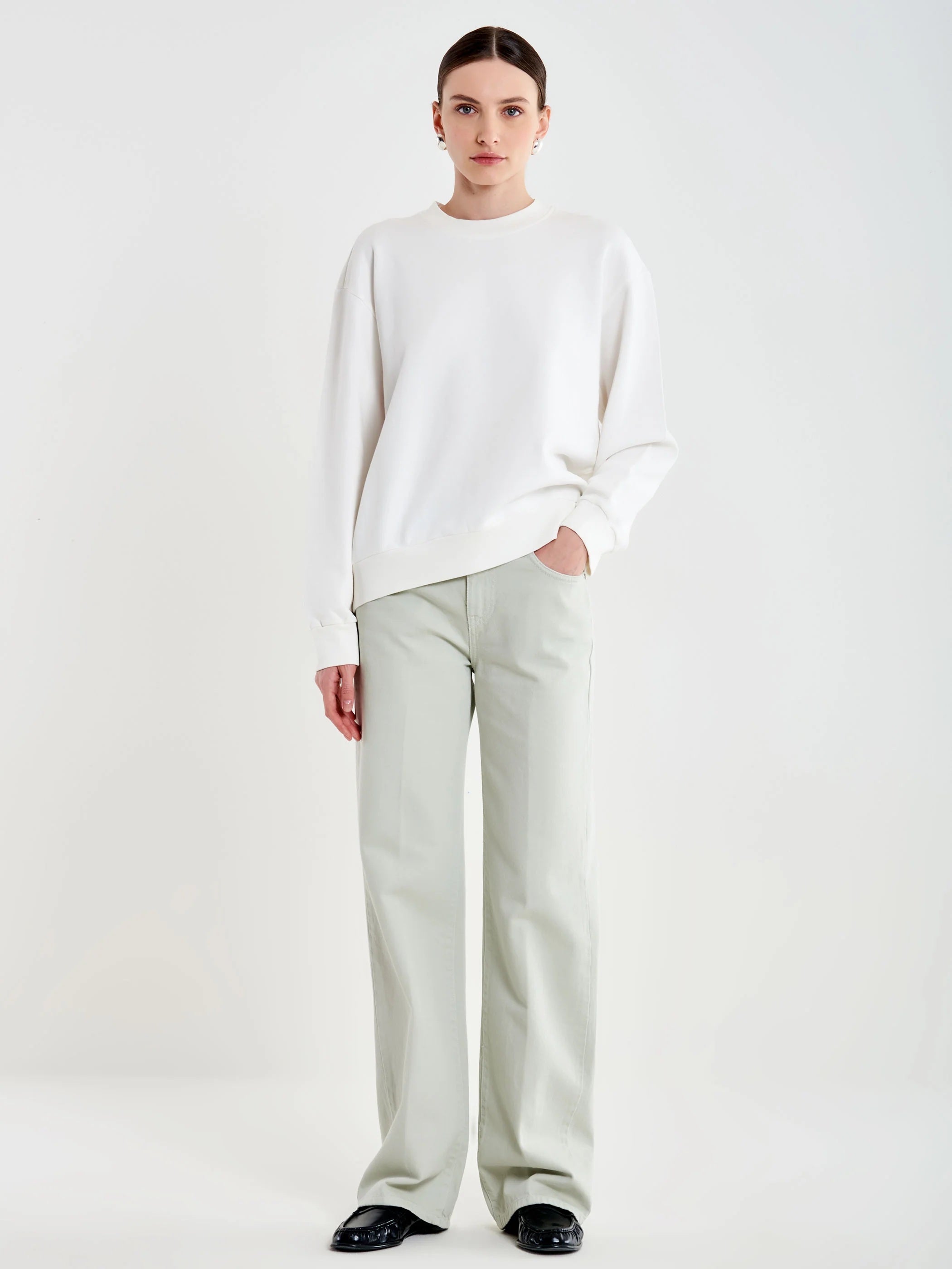 Vicolo Felpa Basic Donna in soft fabric, featuring a relaxed fit and simple design with a round neckline and long sleeves.