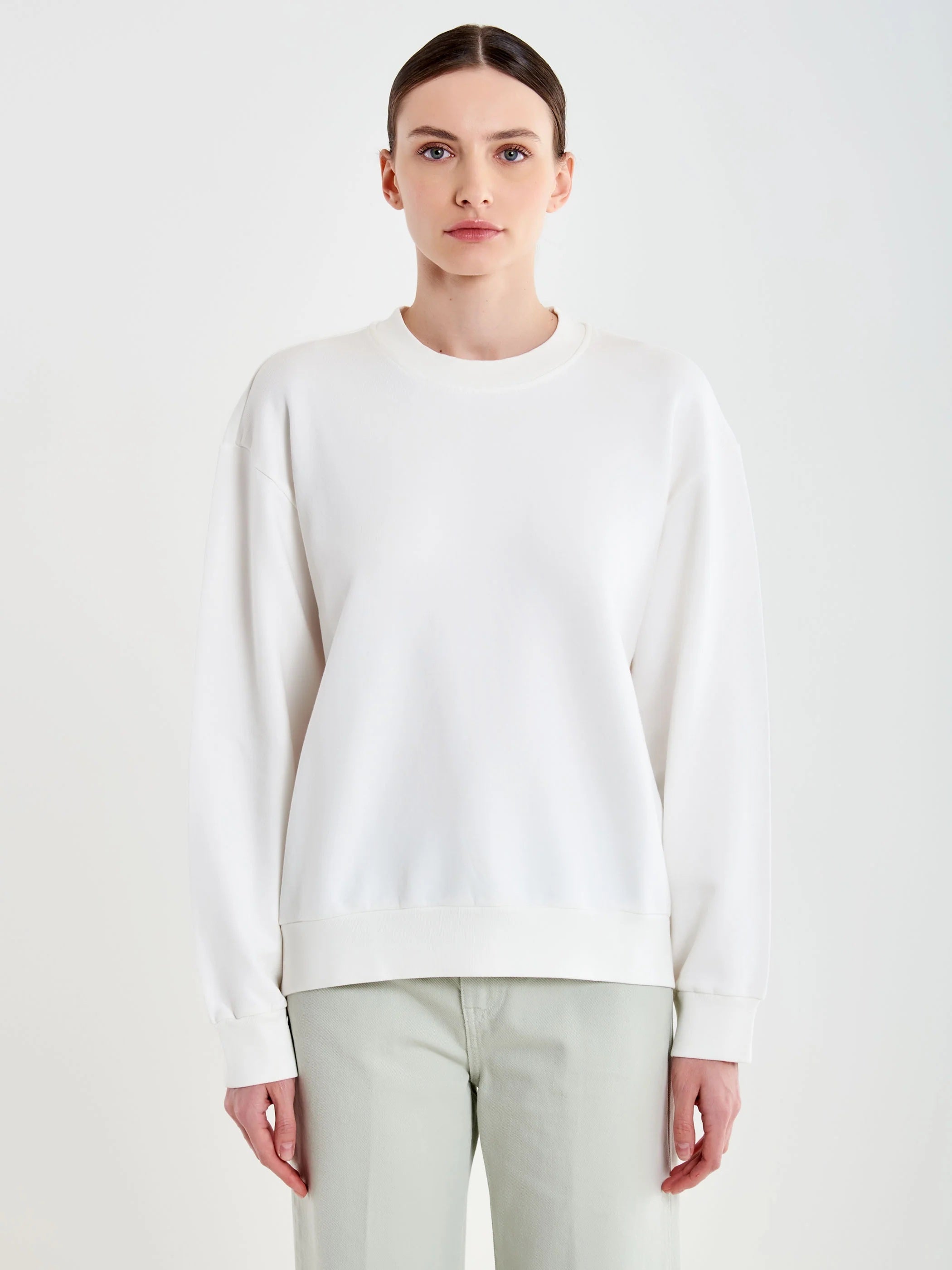 Vicolo Basic Donna felpa in soft fabric with relaxed fit, featuring a simple round neckline and long sleeves.