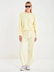 Vicolo Donna Felpa Basic Vicolo in soft fabric, featuring a relaxed fit and classic crew neckline, displayed on a hanger.