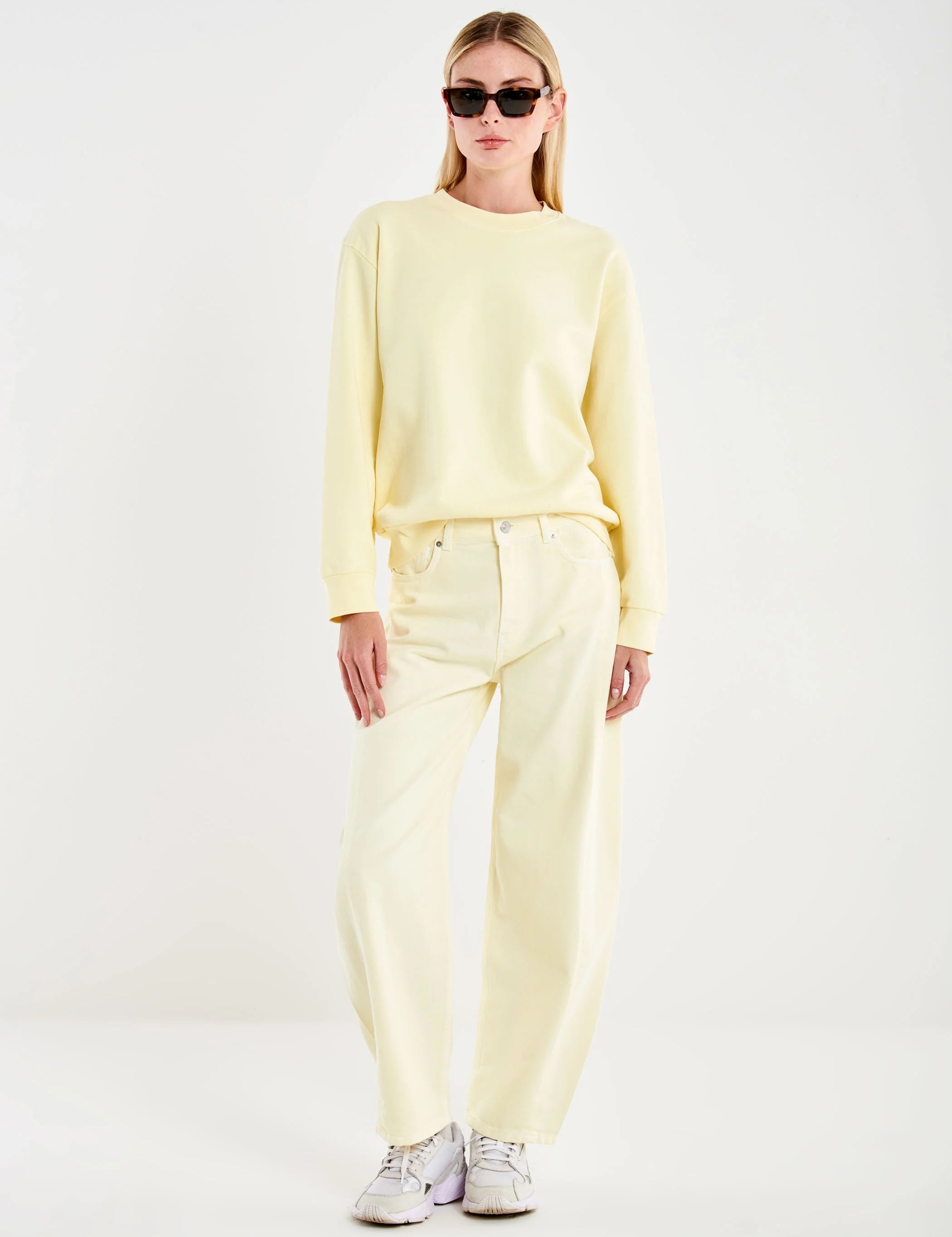 Vicolo Donna Felpa Basic Vicolo in soft fabric, featuring a relaxed fit and classic crew neckline, displayed on a hanger.