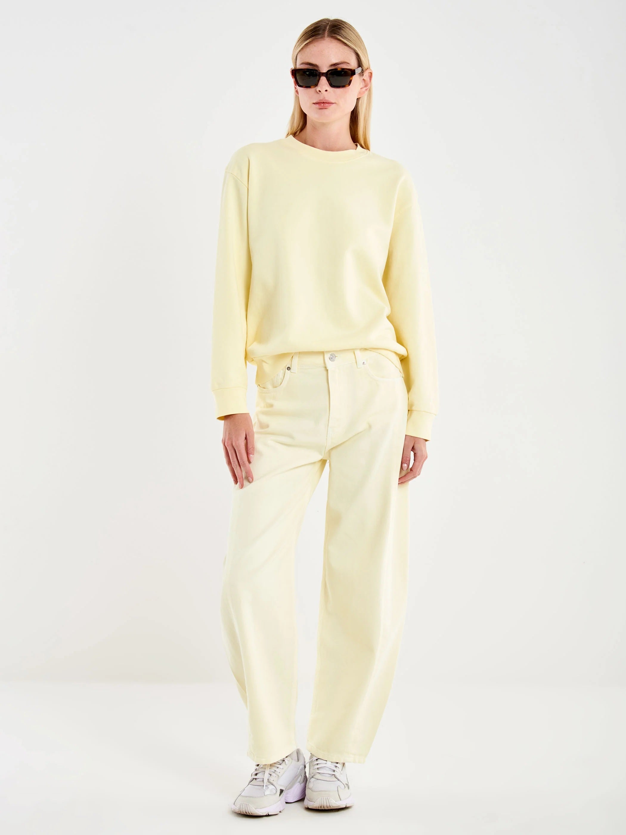 Vicolo Donna Felpa Basic Vicolo in soft fabric, featuring a relaxed fit and classic crew neckline, displayed on a hanger.