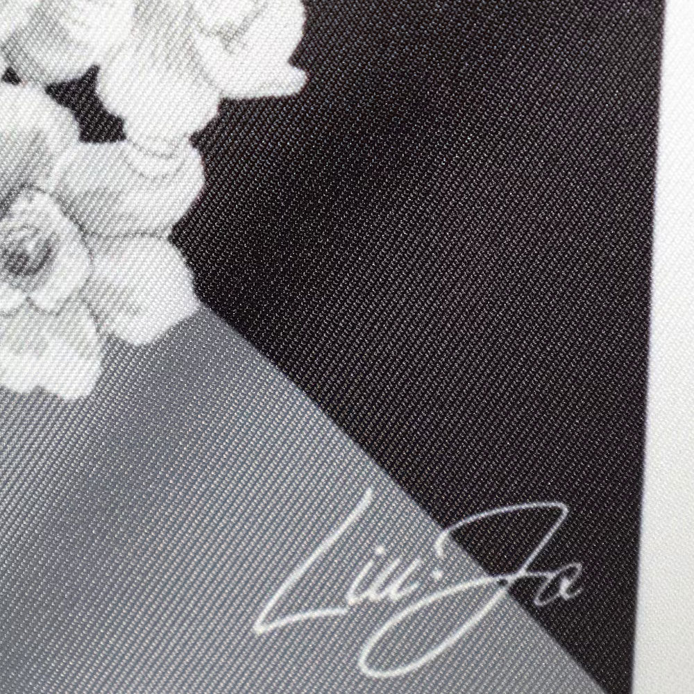 Liu Jo women's foulard in soft fabric with elegant pattern, designed as a stylish accessory for women.