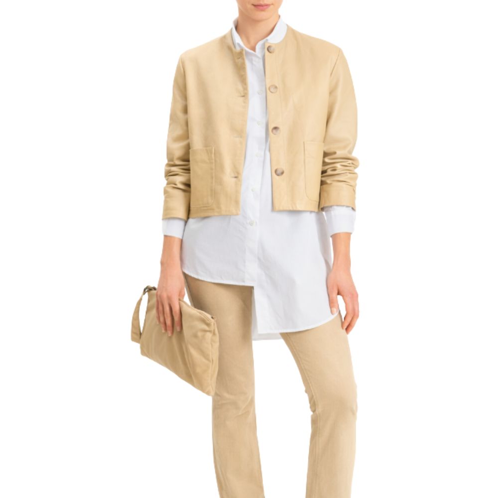 Giacca Vicolo donna, giubbotto elegante con dettagli moderni, colore neutro, indossata su sfondo urbano.