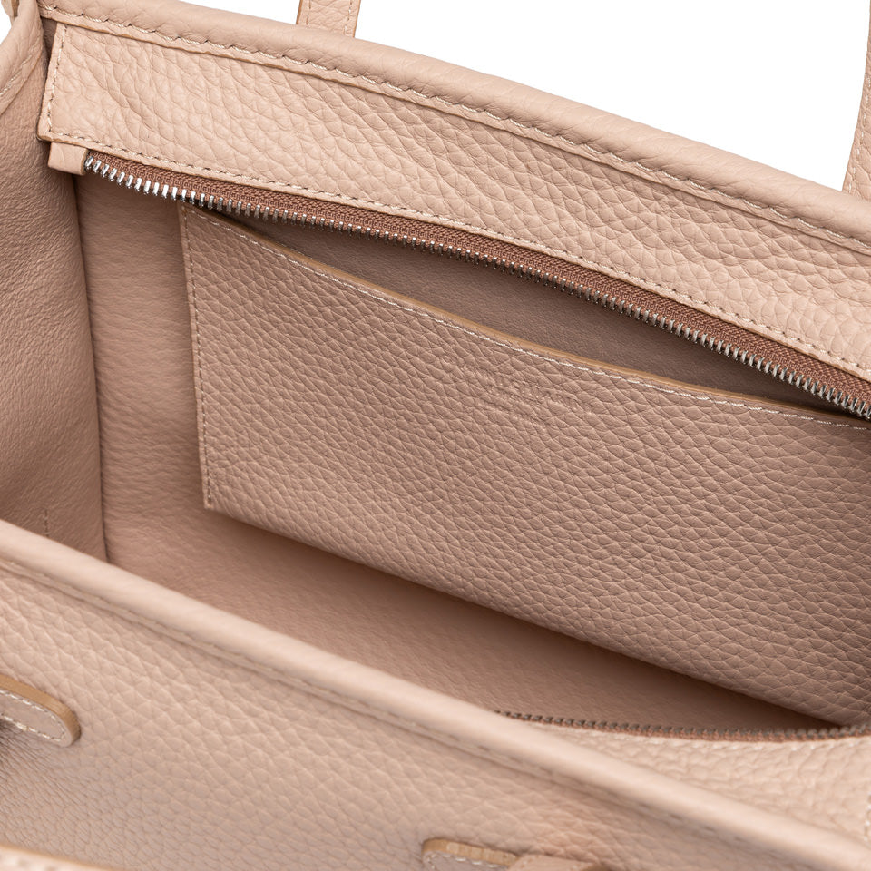 gianni-chiarini-borsa-a-mano-miss-marcella-32-pelle-grana-cipria-dettaglio-interno-con-tasca-e-zip.jpg