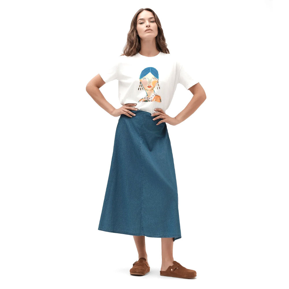White Wise Donna Gonna Audrey in white fabric, featuring a classic, elegant design with tailored details and a smooth finish.
