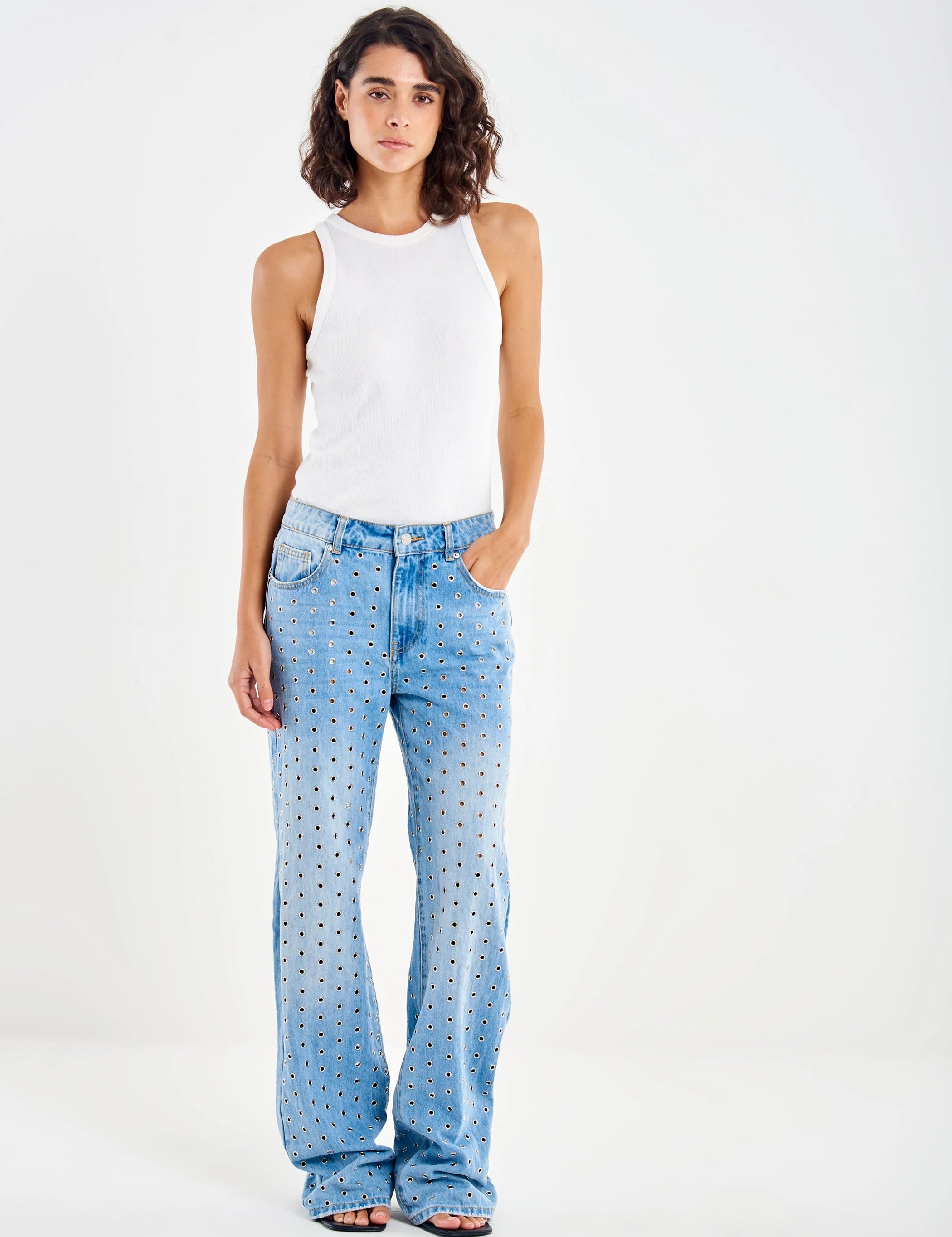 Dark wash jeans for women by Vicolo, featuring a stylish fit and classic design, displayed on a neutral background.