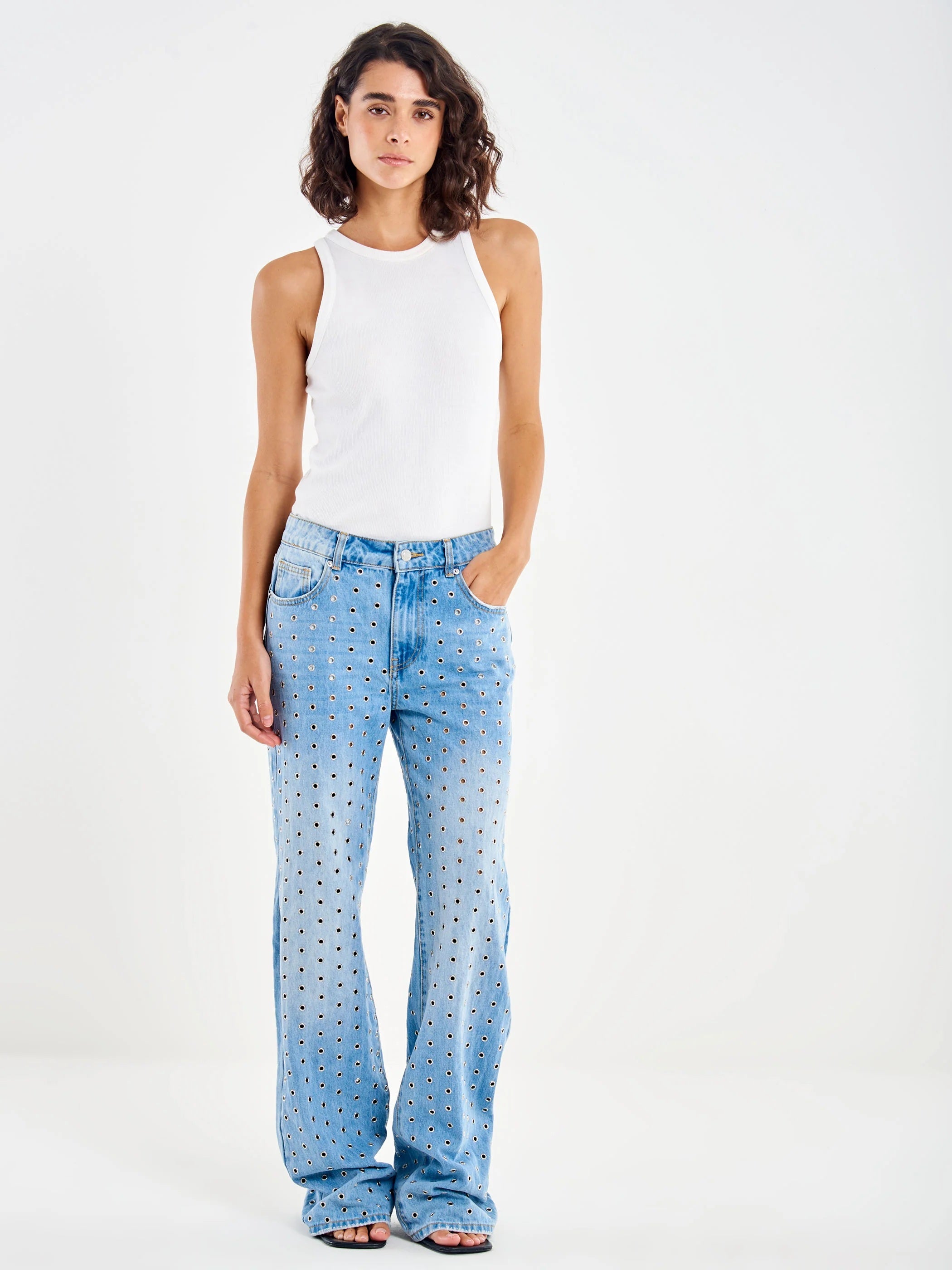Dark wash jeans for women by Vicolo, featuring a stylish fit and classic design, displayed on a neutral background.