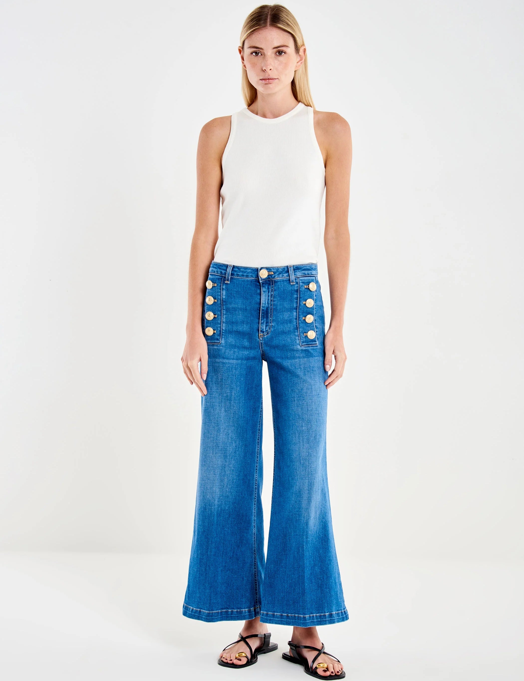 Vicolo Cristina Vicolo women's jeans with classic blue denim, fitted style, and five-pocket design.