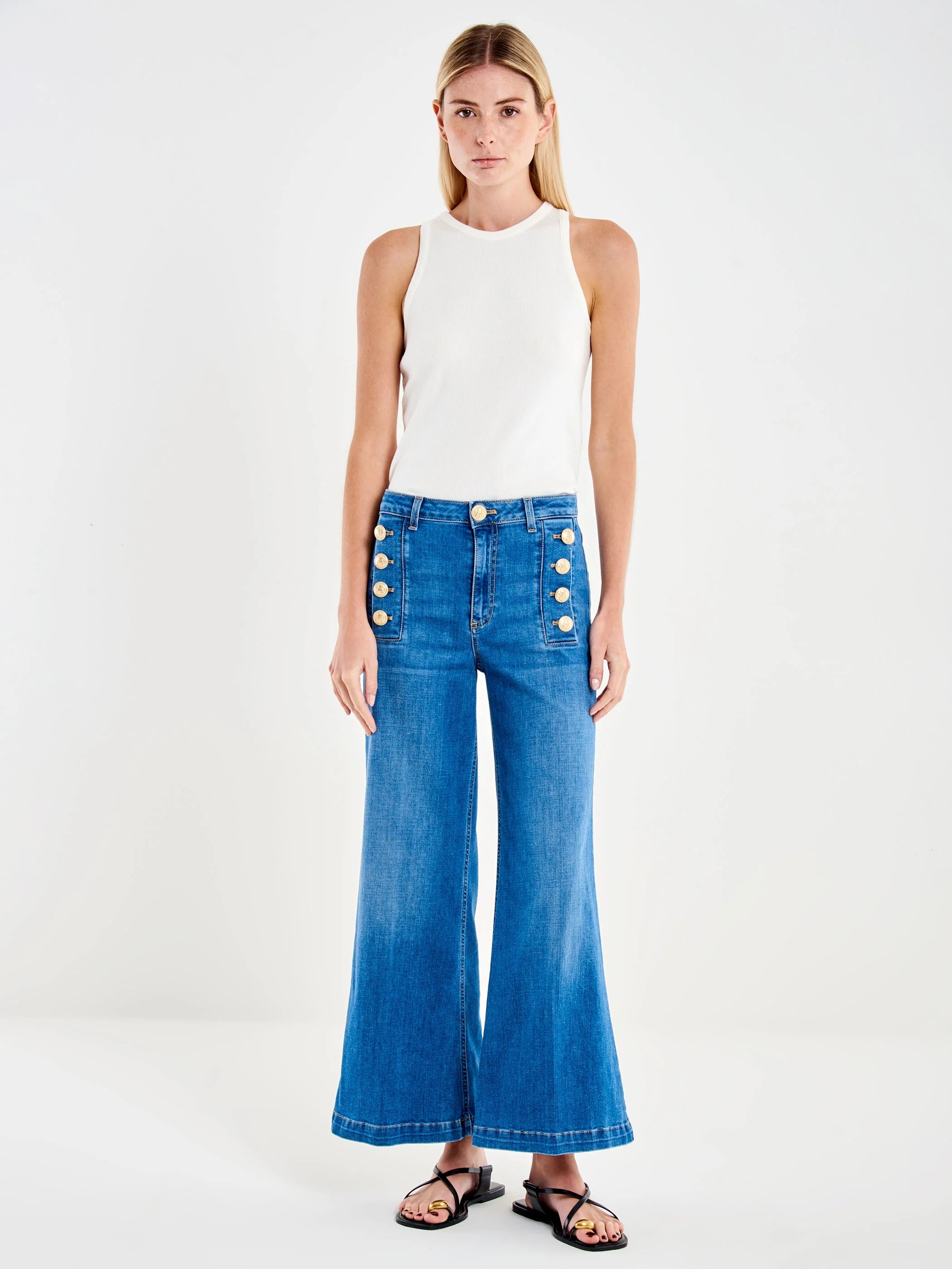 Vicolo Cristina Vicolo women's jeans with classic blue denim, fitted style, and five-pocket design.