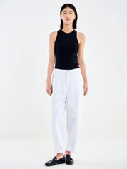 Vicolo Laila Donna jeans in classic blue denim with a fitted waist and straight-leg design, shown on a model.