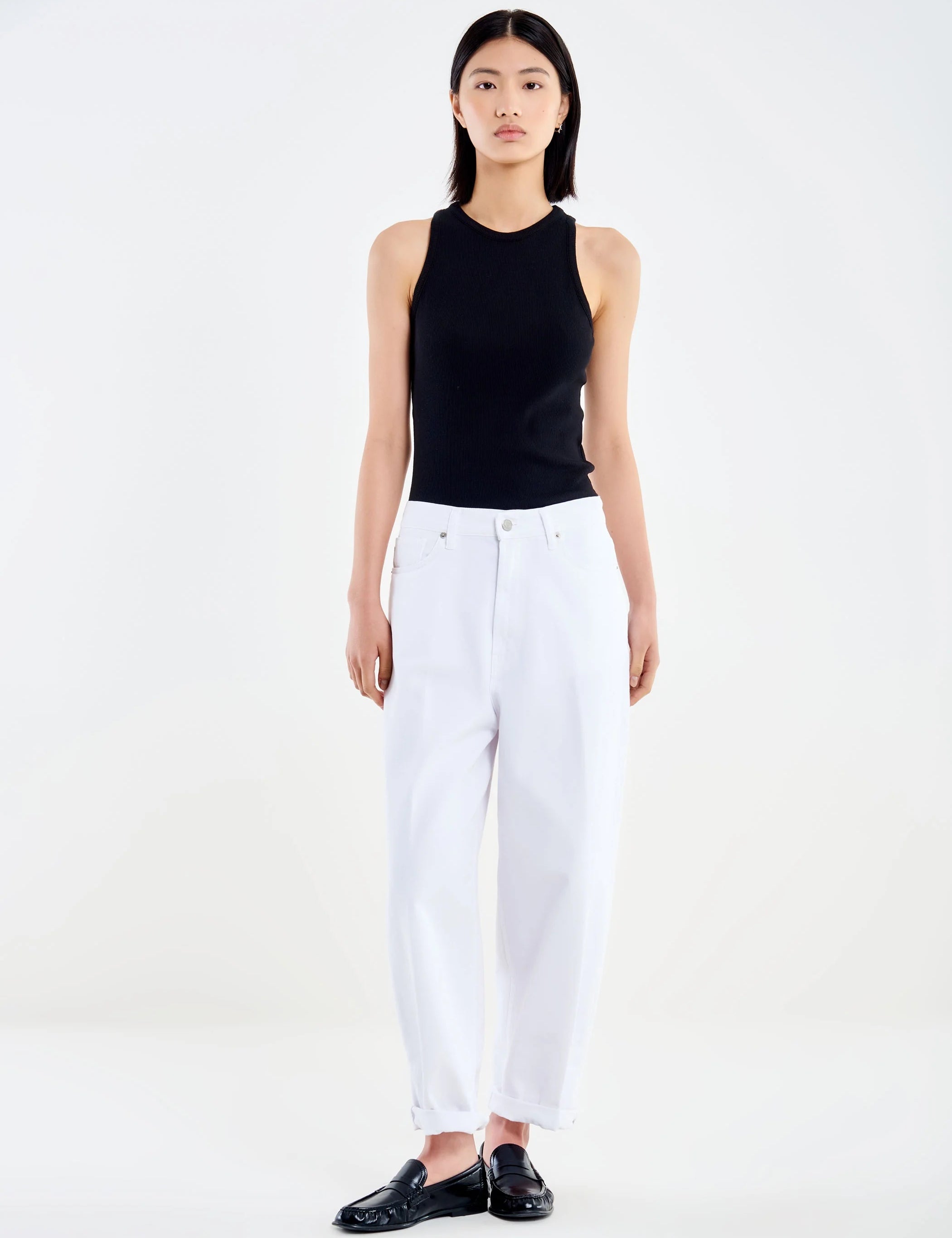 Vicolo Laila Donna jeans in classic blue denim with a fitted waist and straight-leg design, shown on a model.