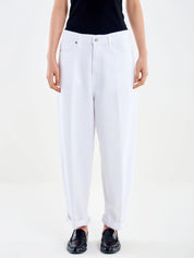 Vicolo Laila women's jeans in classic blue denim, featuring a slim fit and five-pocket design, styled on a model.