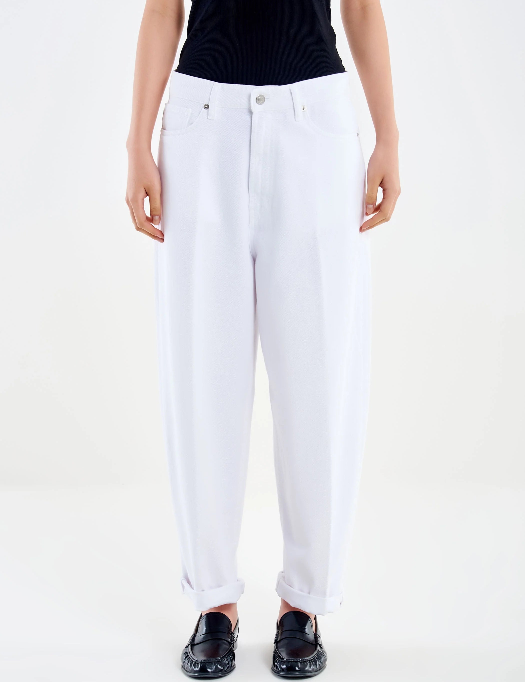 Vicolo Laila women's jeans in classic blue denim, featuring a slim fit and five-pocket design, styled on a model.