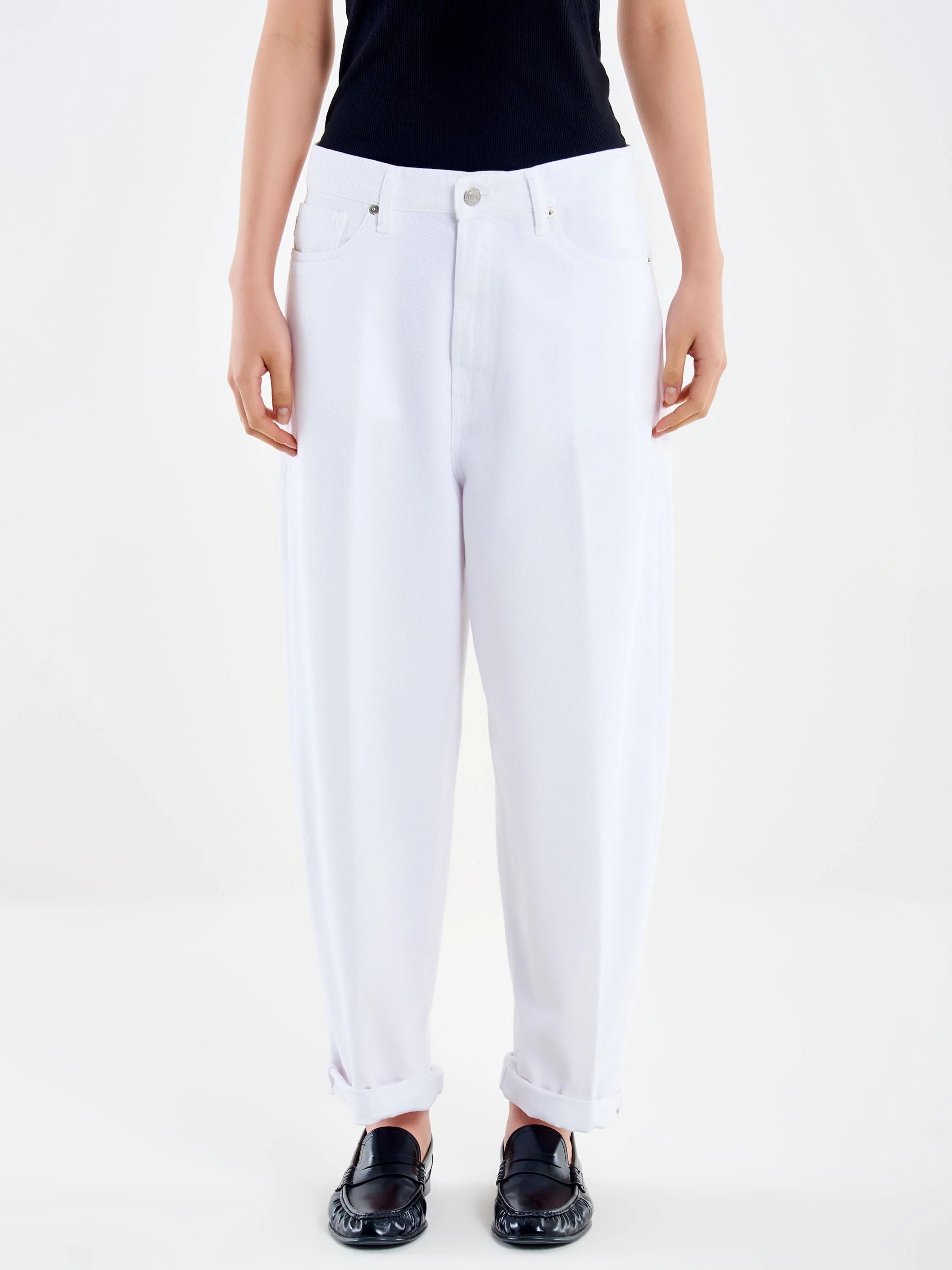 Vicolo Laila women's jeans in classic blue denim, featuring a slim fit and five-pocket design, styled on a model.