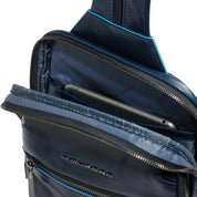 Piquadro Monospalla men's shoulder bag in black leather with adjustable strap and subtle branding.