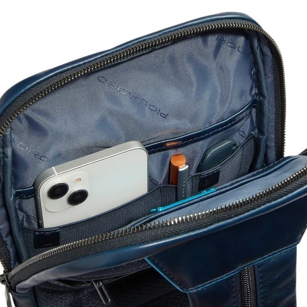 Piquadro Monospalla men's shoulder bag in black leather with adjustable strap and sleek design.