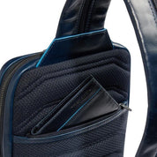 Piquadro Monospalla men's shoulder bag in black leather with adjustable strap and minimalist design.