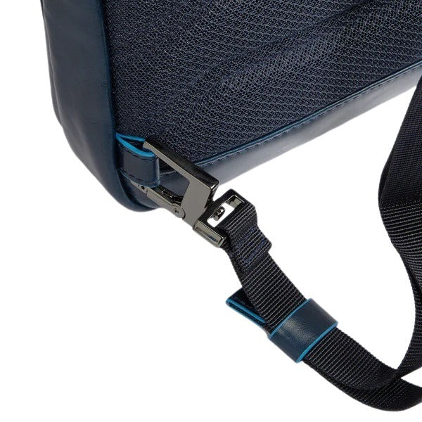 Piquadro Monospalla men's shoulder bag in black leather with adjustable strap and silver hardware, stylish and functional accessory.