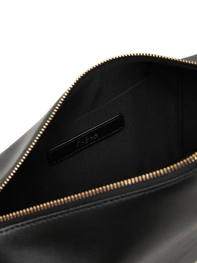 Dettaglio interno della mini crossbody Furla con chiusura a zip e tasca aperta.