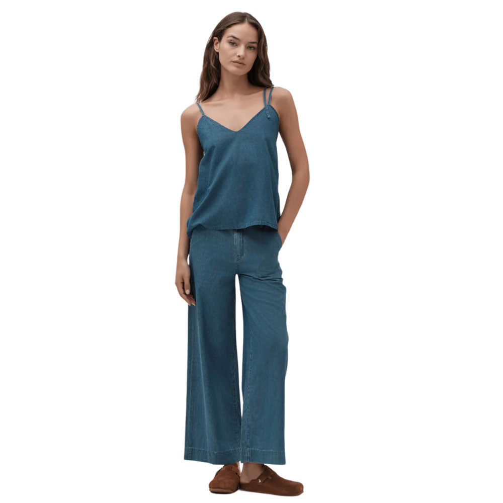 Wide-leg white pants for women from White Wise, featuring a stylish and comfortable fit.