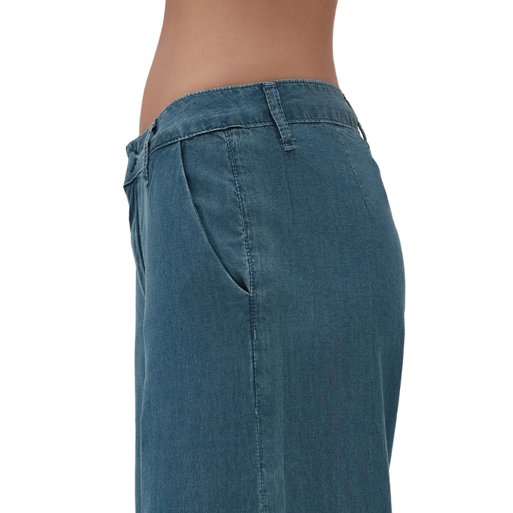 Wide-leg white Donna pantaloni by White Wise, stylish and comfortable for casual or chic outfits.