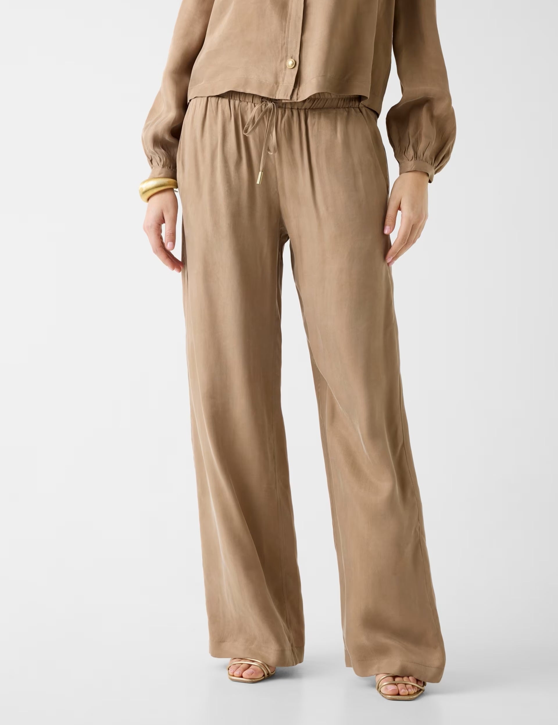 Guess Donna Pantaloni Dalia in black, stylish women's pants with a slim fit and classic design, perfect for casual or dressy wear.