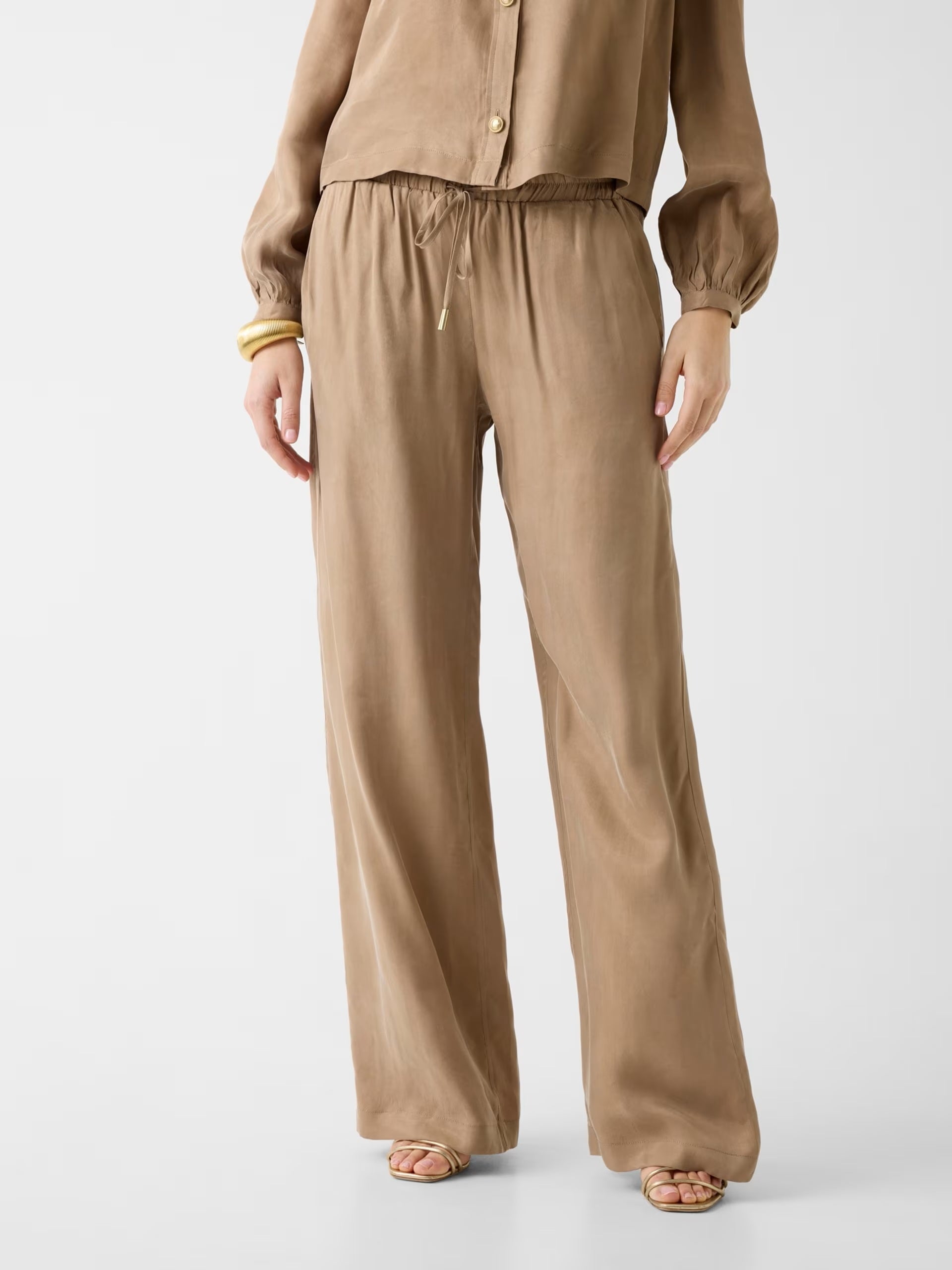 Guess Donna Pantaloni Dalia in black, stylish women's pants with a slim fit and classic design, perfect for casual or dressy wear.