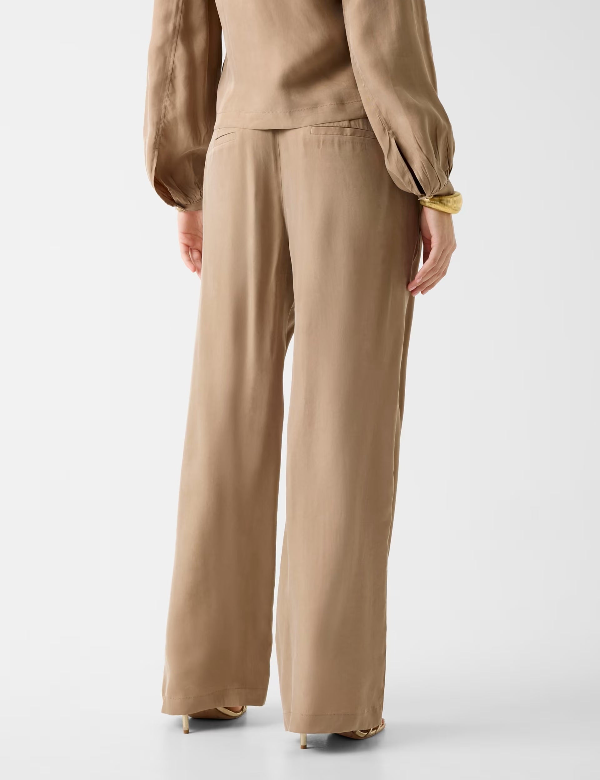 Guess Donna Pantaloni Dalia in black fabric, featuring a slim fit and classic design, shown on a model.