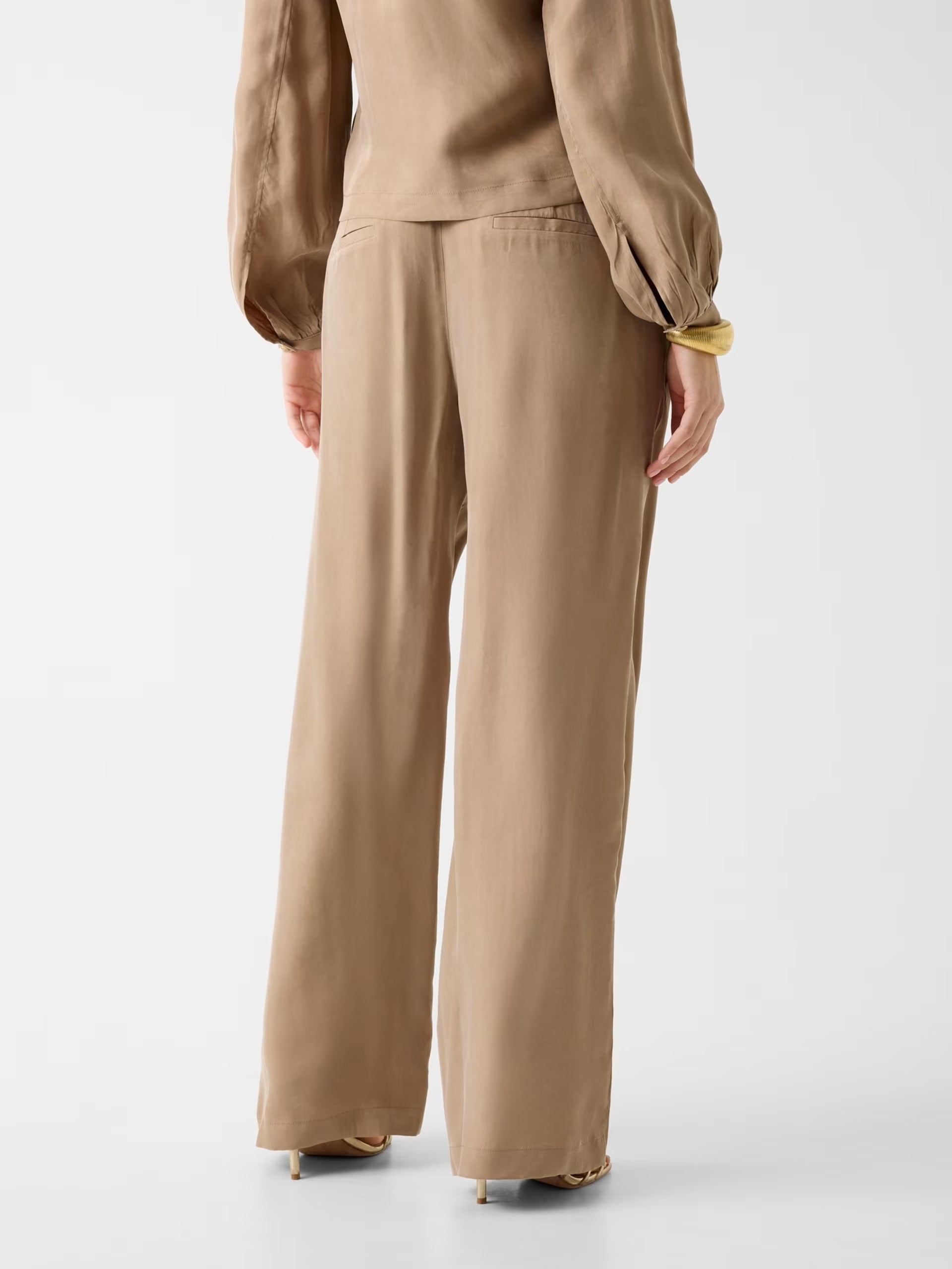 Guess Donna Pantaloni Dalia in black fabric, featuring a slim fit and classic design, shown on a model.