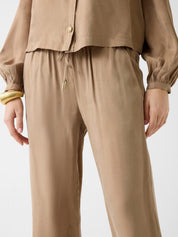 Guess Dalia women's pants, stylish Donna pantaloni in a comfortable fit, shown in a versatile fabric and classic design.