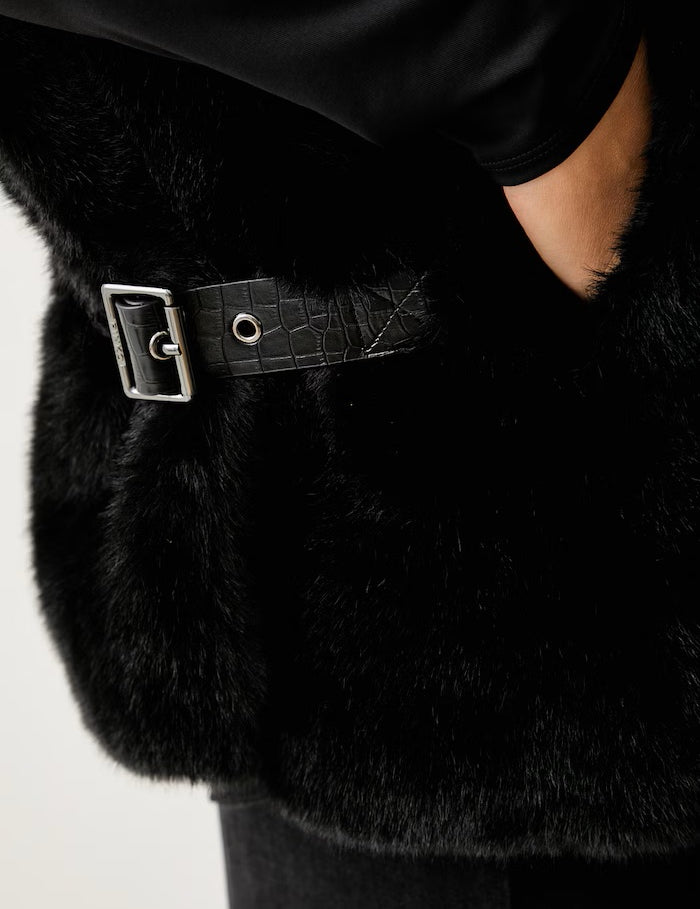 pinko-mantella-new-comodino-nero-realizzata-effetto-pelliccia-tasche-frontali.jpg