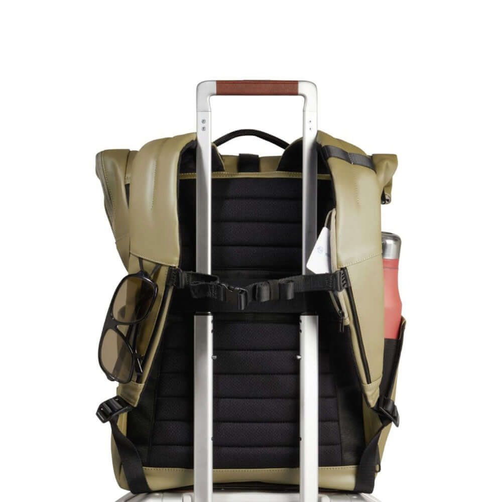piquadro-corner-2-0-zaino-roll-top-porta-pc-15-6-verde-vista-posteriore-aggancio-trolley.jpg