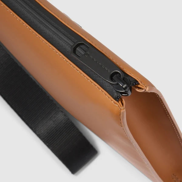 Pochette Corner 2.0 Piquadro - MYLILLY