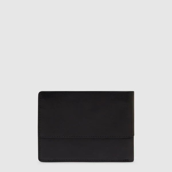 Piquadro Portafoglio Solm in leather, men's accessory with multiple card slots and sleek design, minimalist style.