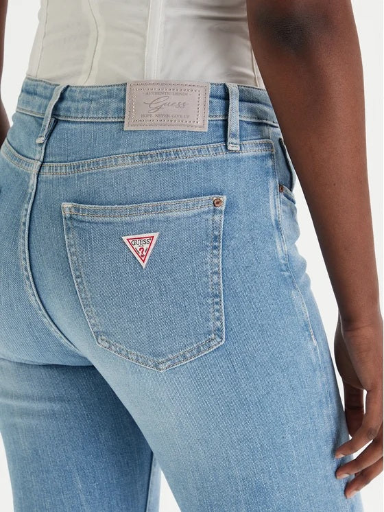 Sexy flare jeans from Guess Donna collection, featuring stylish fit and classic denim look.