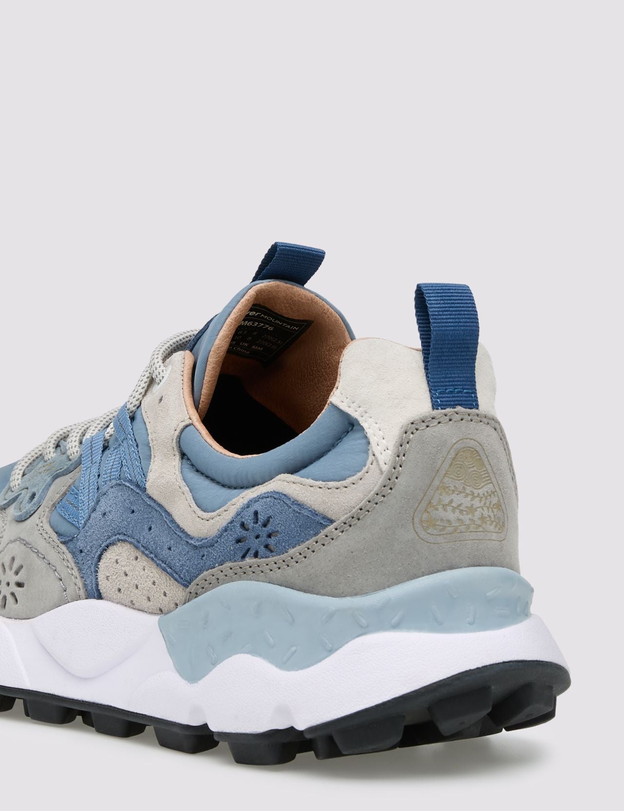 sneakers-flower-mountain-yamano-3-scarpe-in-suede-e-tessuto-tecnico-blu-grigio-dettaglio-tallone.jpg