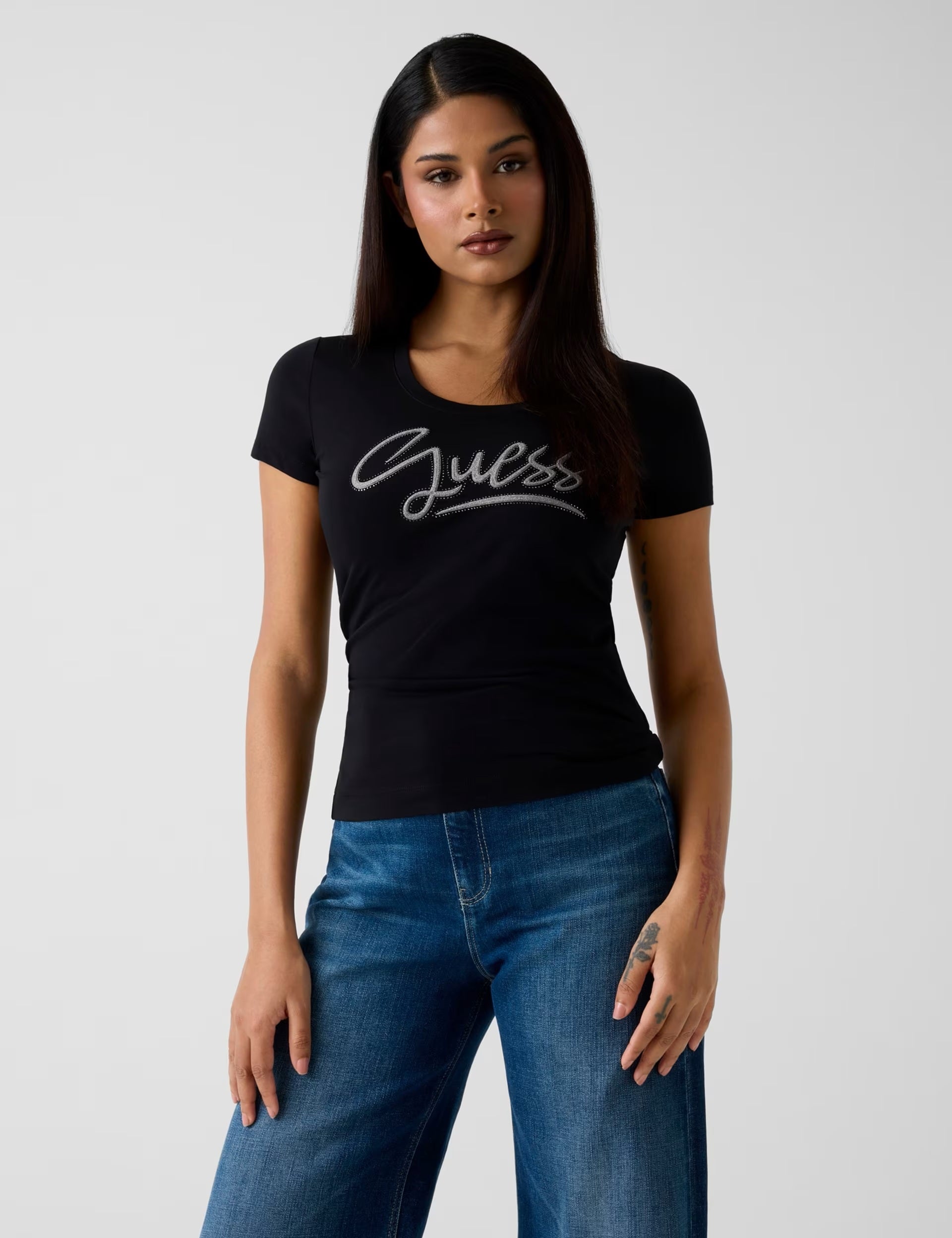 t-shirt-da-donna-guess-nera-script-logo-strass-slim-fit-in-cotone-biologico.jpg