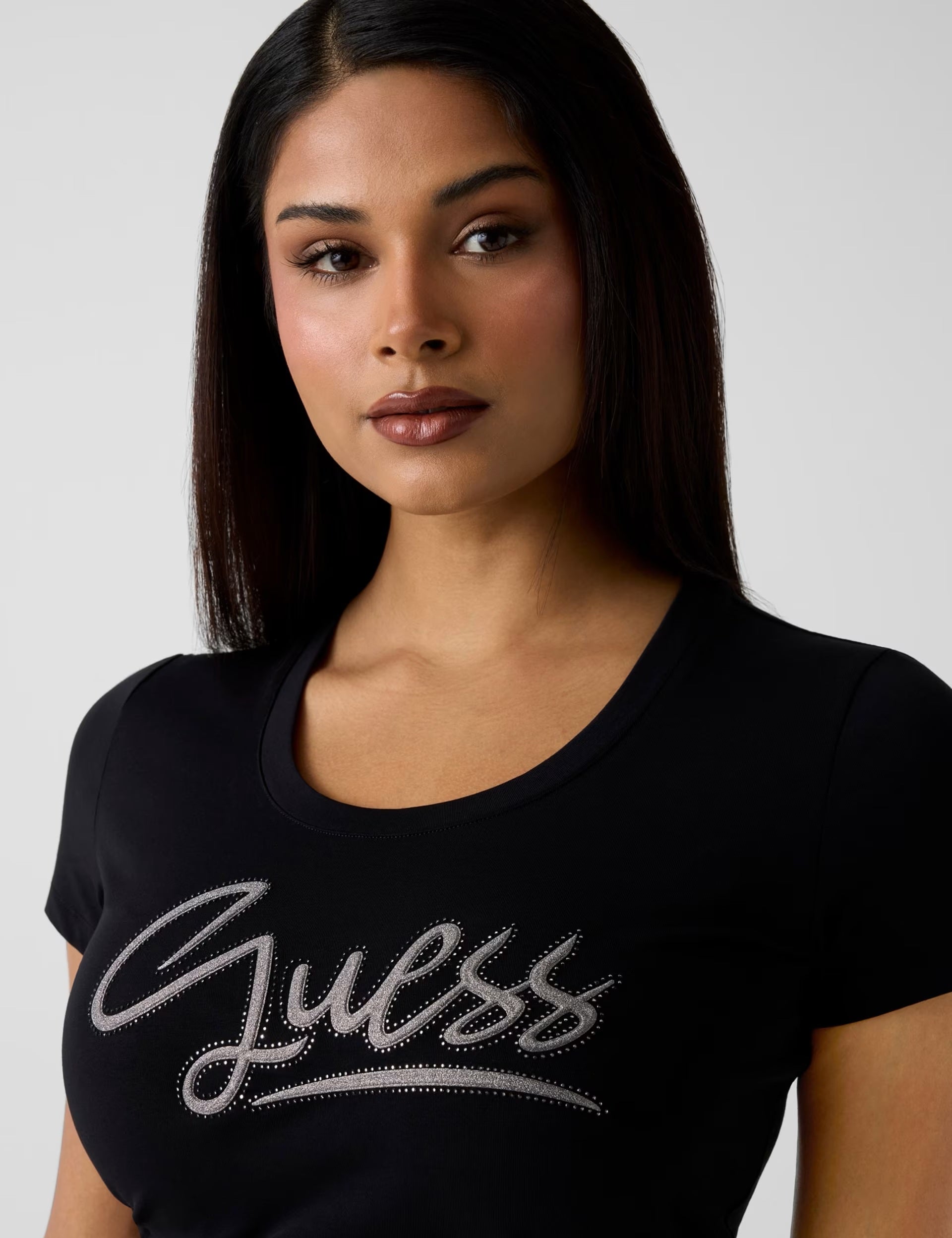 t-shirt-da-donna-guess-script-nera-slim-fit-con-logo-strass.jpg