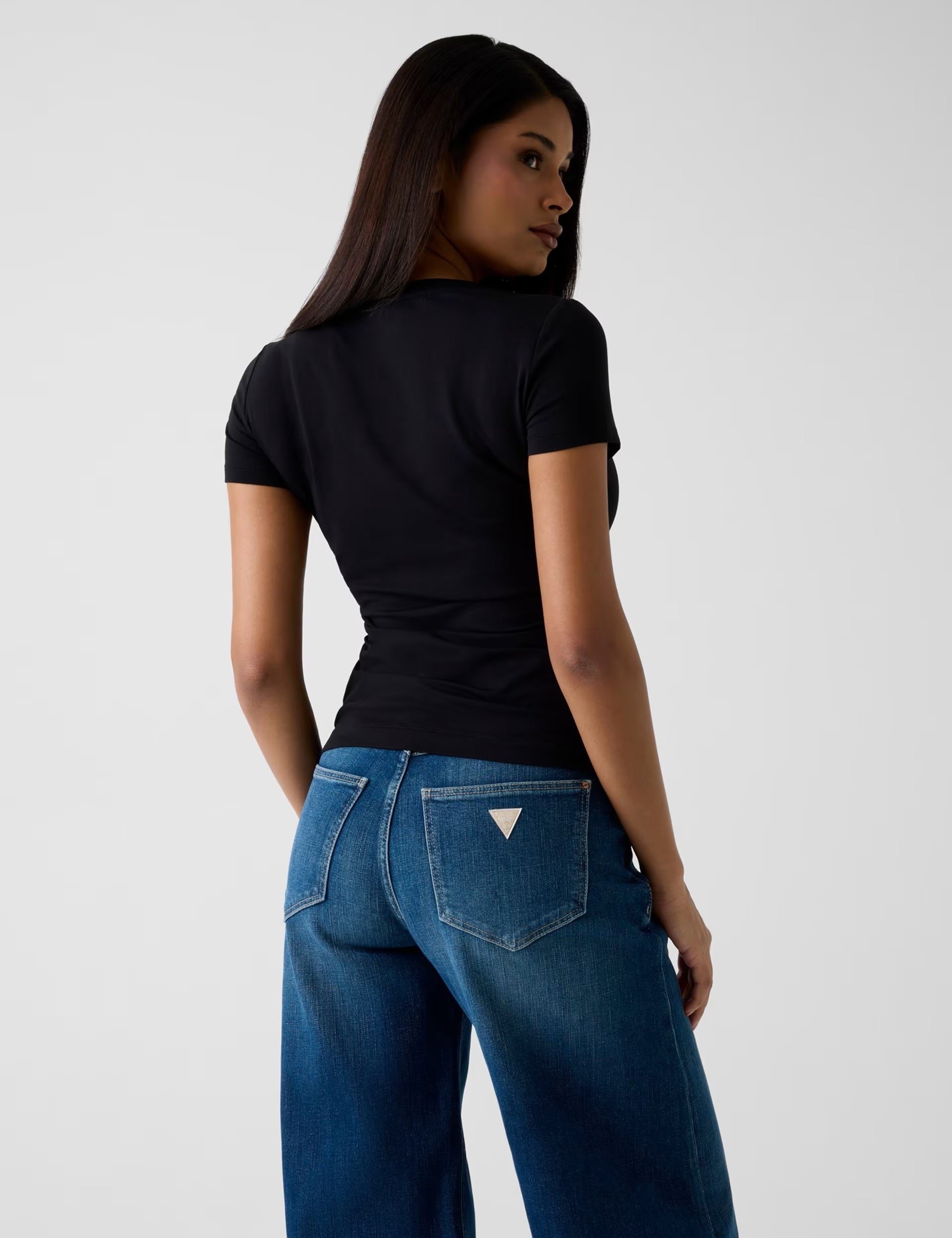 t-shirt-da-donna-guess-script-tee-nera-slim-fit-logo-strass-vista-retro.jpg