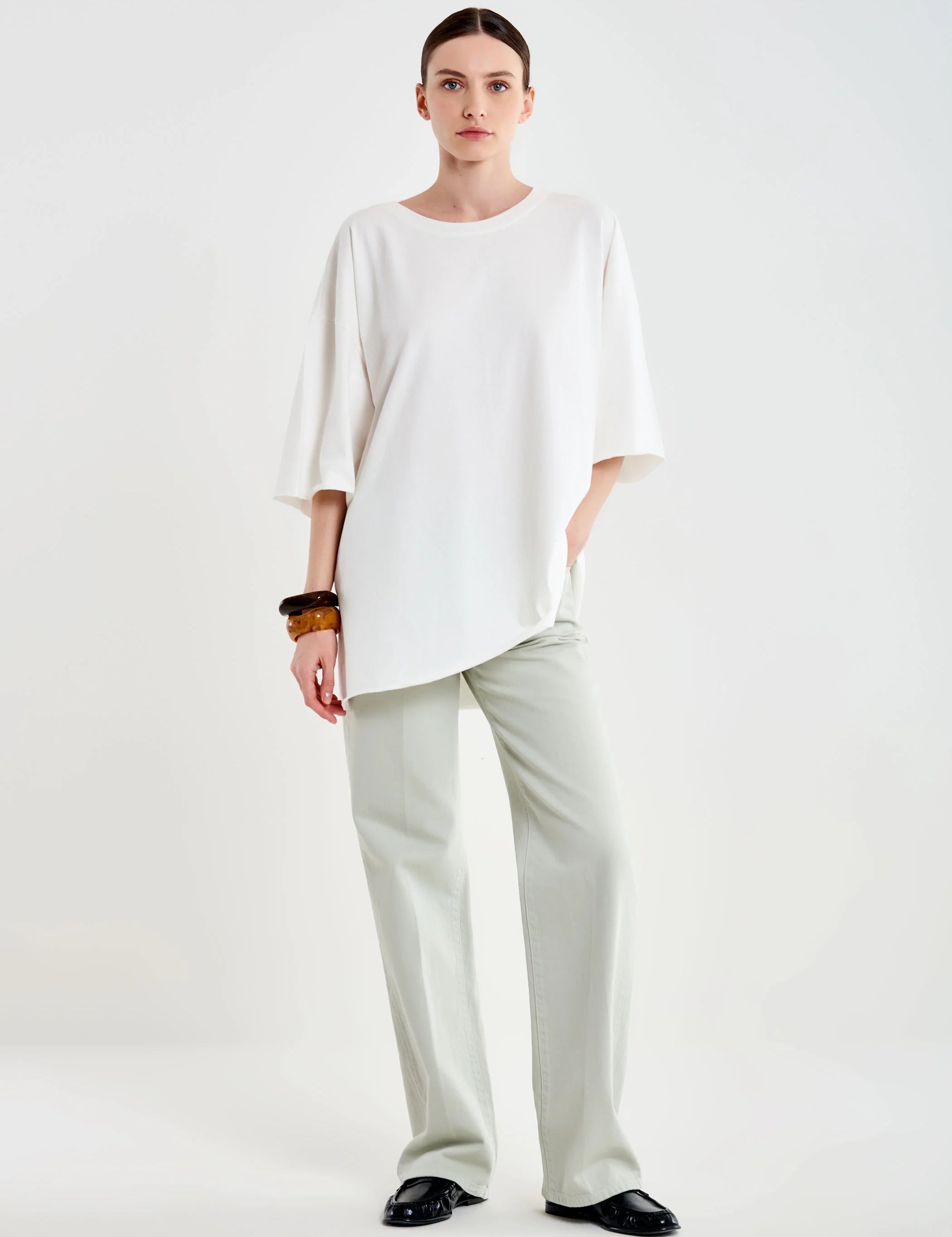 Oversized Vicolo Basic T-shirt for women, soft fabric, relaxed fit, in a neutral color, casual style for everyday wear.