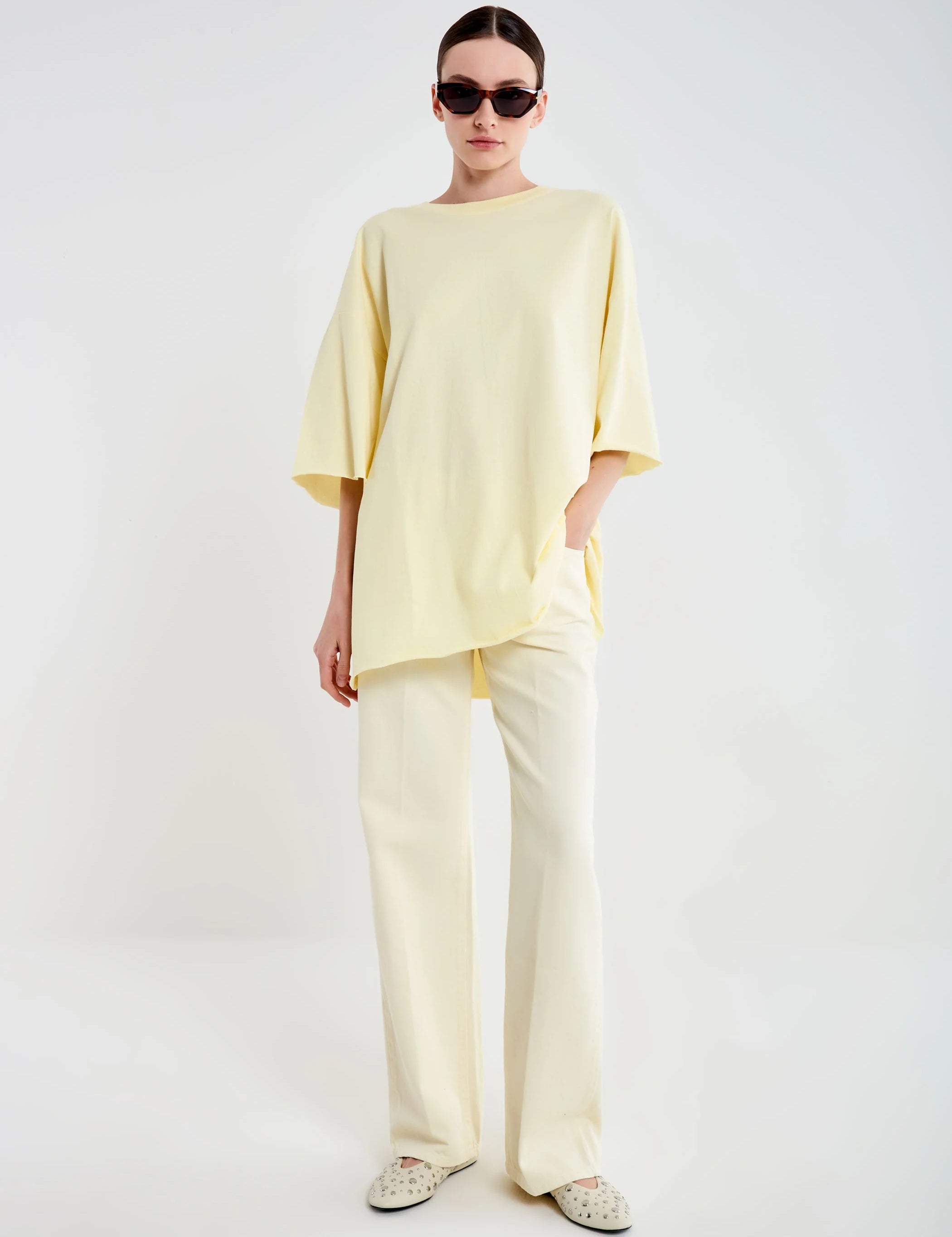 Vicolo Basic Oversize T-shirt for women, soft cotton fabric, relaxed fit, in neutral color, casual style.
