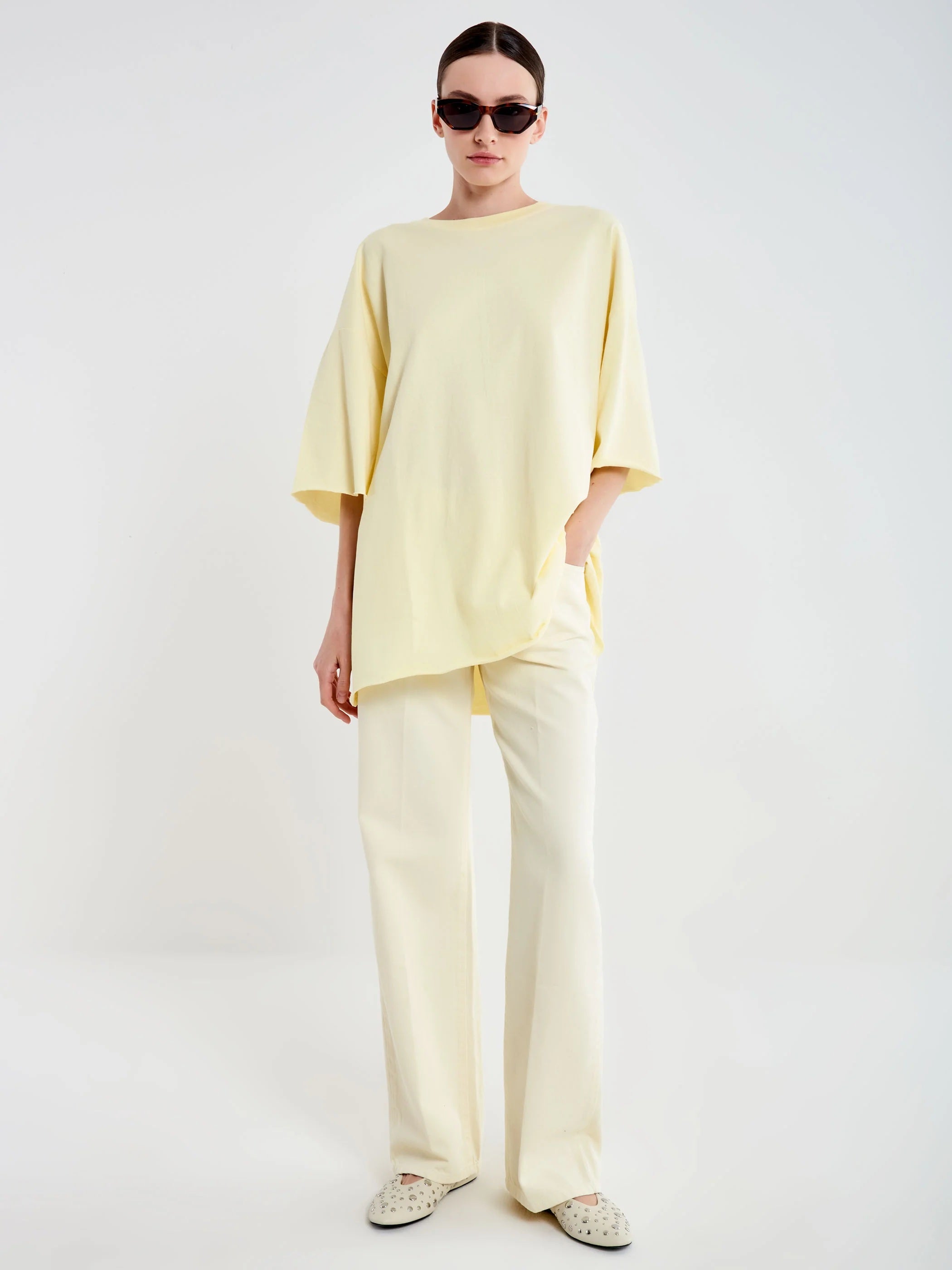 Vicolo Basic Oversize T-shirt for women, soft cotton fabric, relaxed fit, in neutral color, casual style.