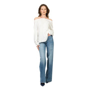 T-shirt manica lunga con collana Vicolo bianca con scollo a barca indossata da una modella con jeans a zampa.